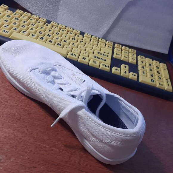 NEW ! Whitin Women Wide Toe White Canvas Sneaker Size US 9/EU40 - Picture 2 of 6